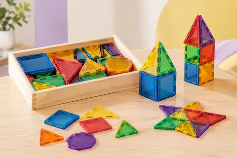 Tuiles magnétiques de construction multicolores assemblées en formes plates et en petits volumes