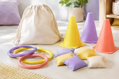 Anneaux colorés, coussins à lancer et cônes souples réunis en kit de jeu avec sac de rangement