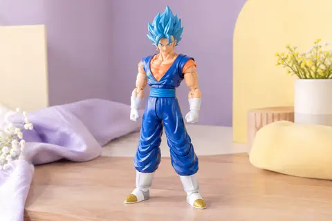 Figurine articulée Bandai de Vegeto en version bleue, en plastique brillant et au format 30 cm.
