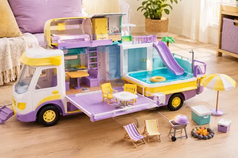 Camping-car Barbie multicolore ouvert, avec ses espaces de jeu, sa piscine, son toboggan et ses accessoires.