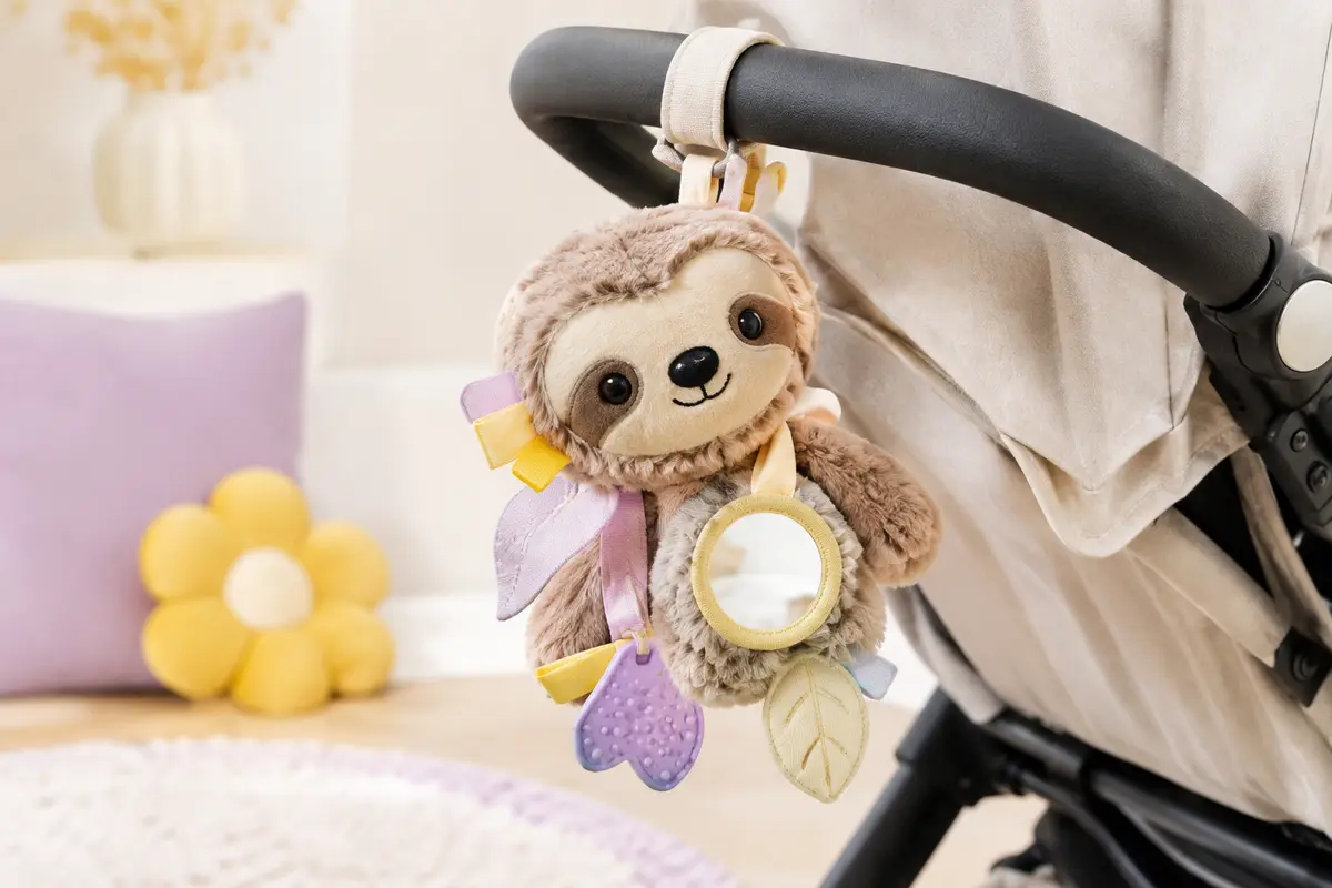 Peluche d’éveil paresseux Bright Starts avec languettes, miroir et hochet, attachée à une poussette