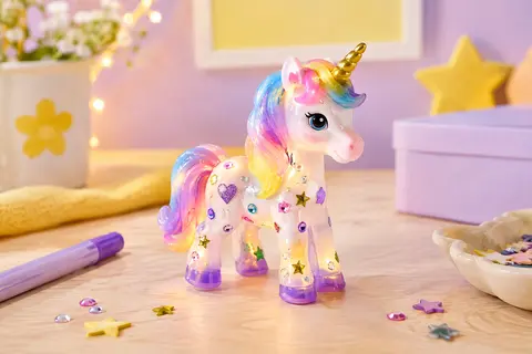 Mini licorne en plastique décorée de stickers et de strass, illuminée par une lumière LED douce