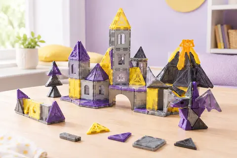 Pièces magnétiques COOLJOYA en gris, jaune et violet assemblées en château fantastique sur bois clair