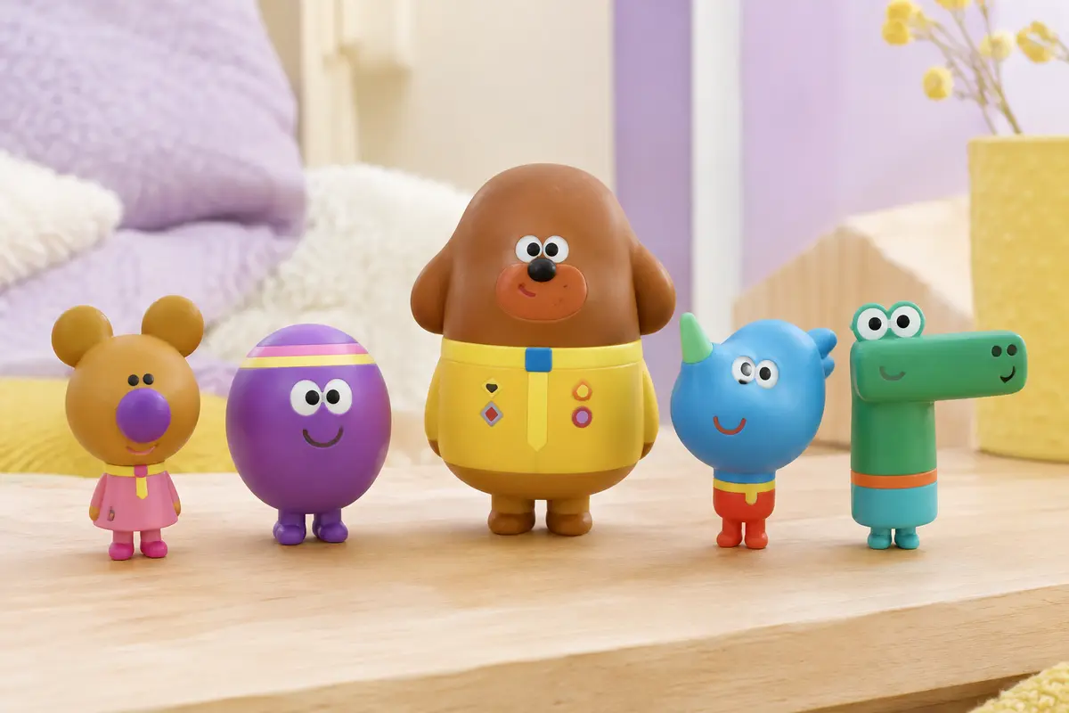 Lot de six figurines mates Hey Duggee et ses amis présenté sur une surface en bois clair