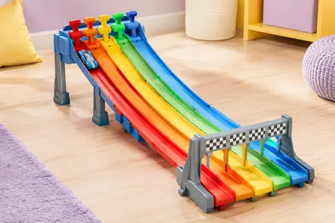 Coffret de piste Hot Wheels ouvert en circuit à cinq voies, avec une voiture miniature sur un décor clair.