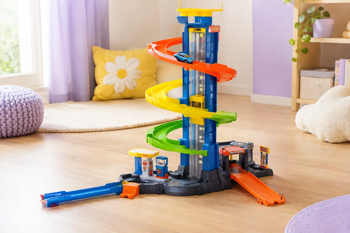 Tour Hot Wheels transformable en spirale avec ascenseur intégré et une petite voiture colorée