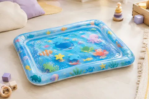 Tapis d’éveil aquatique Infinno bleu à rebord gonflable, décoré d’animaux marins colorés.
