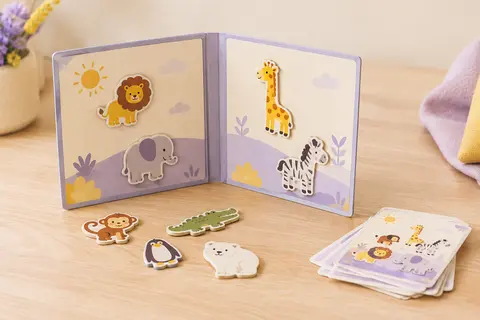 Livre de jeu magnétique ouvert avec des magnets animaux et des cartes modèles sur une table claire