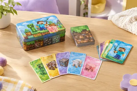 Jeu de cartes UNO Minecraft multicolore présenté avec sa boîte métallique sur une table claire