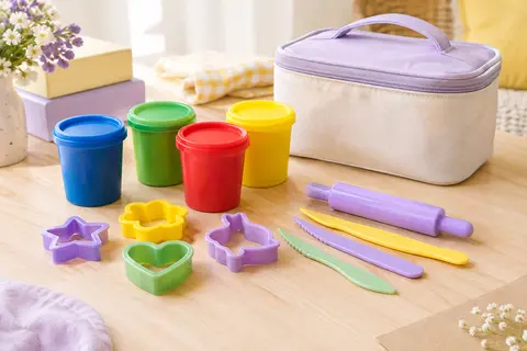 Kit de pâte à modeler multicolore avec outils en plastique et étui réutilisable sur une table claire