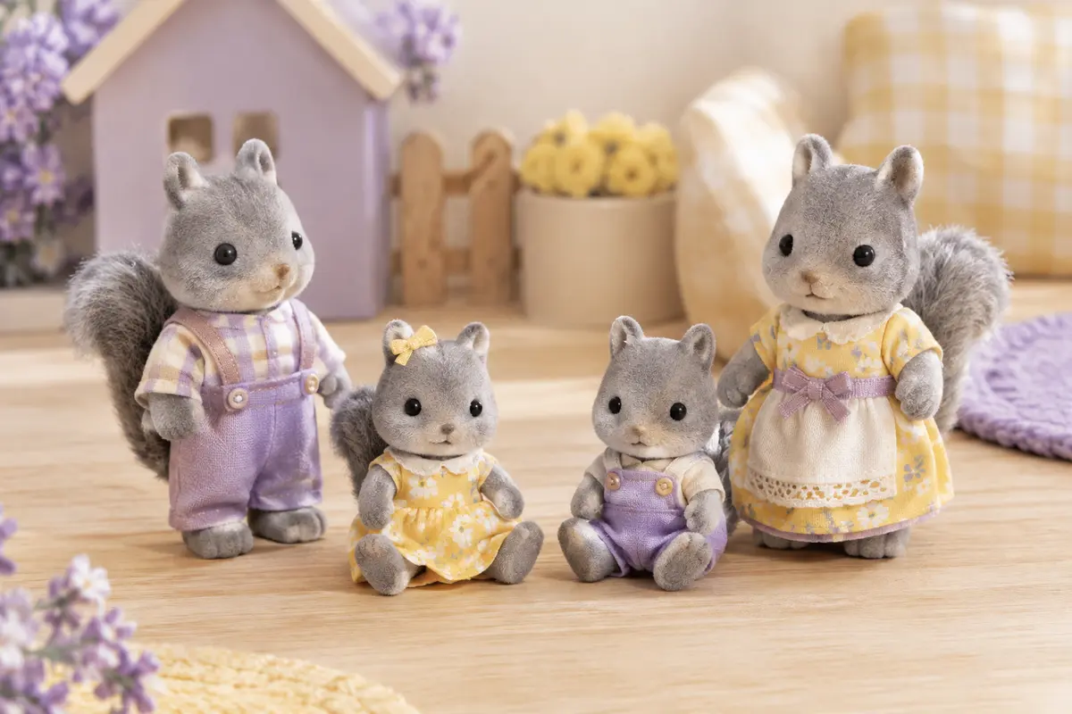 Quatre figurines articulées de la famille Écureuil Roux, vêtues de tenues amovibles et posées ensemble.