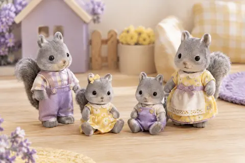 Quatre figurines articulées de la famille Écureuil Roux, vêtues de tenues amovibles et posées ensemble.