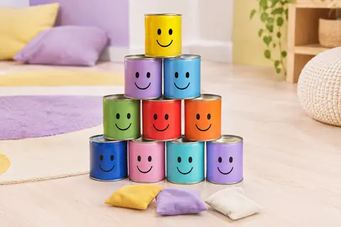 Jeu de chamboule-tout multicolore avec boîtes métalliques empilées et trois sacs en tissu